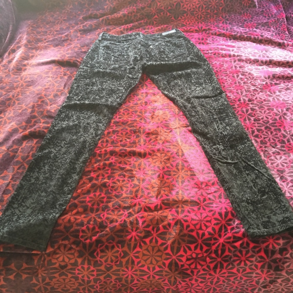 Velvet Patterned Levi’s - Picture 8 of 8